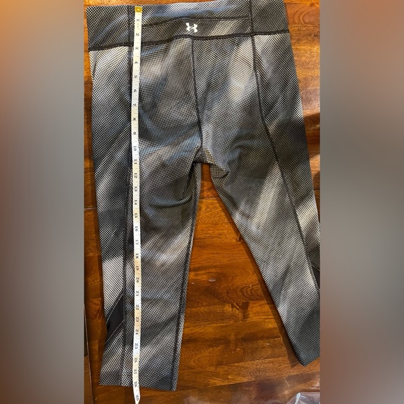 Under Armour capri leggings, black and white print, size med (see measurements) - Picture 6 of 7